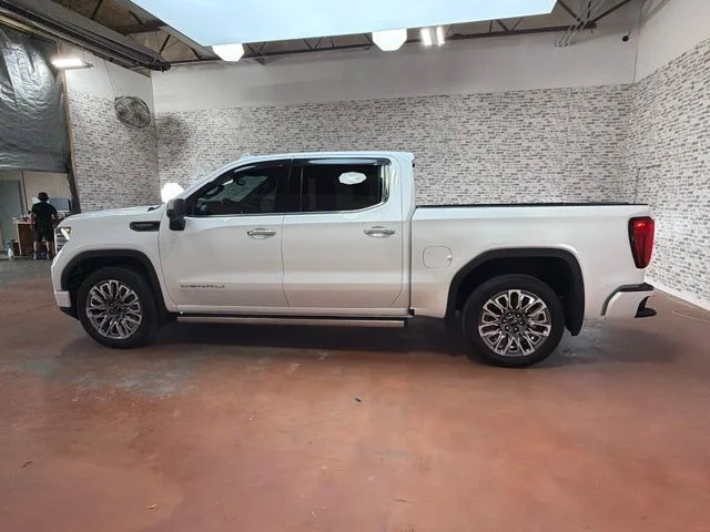 Used 2024 White Frost Tricoat GMC Denali Ultimate image 4
