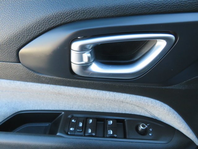 Used 2022 Granite Crystal Metallic Clearcoat Jeep Latitude image 21