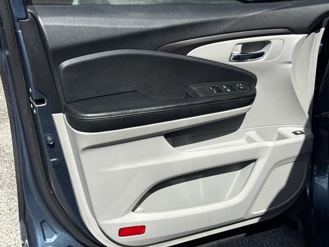 Used 2017  Honda LX image 18