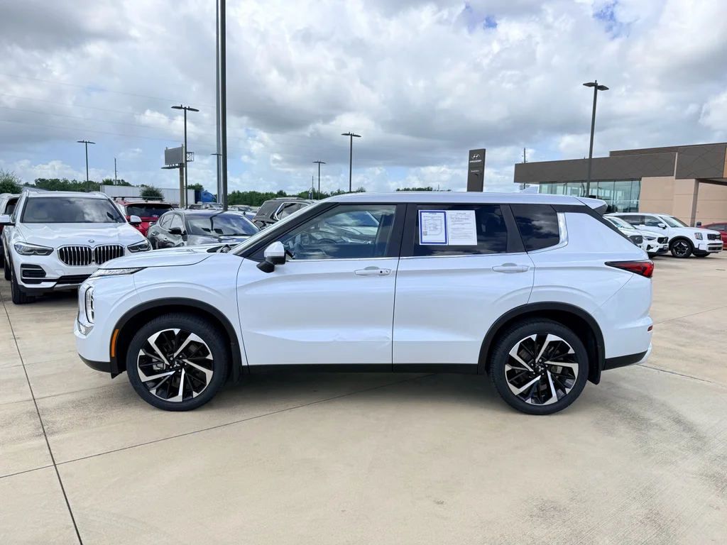 Used 2023  Mitsubishi SE Special Edition image 9