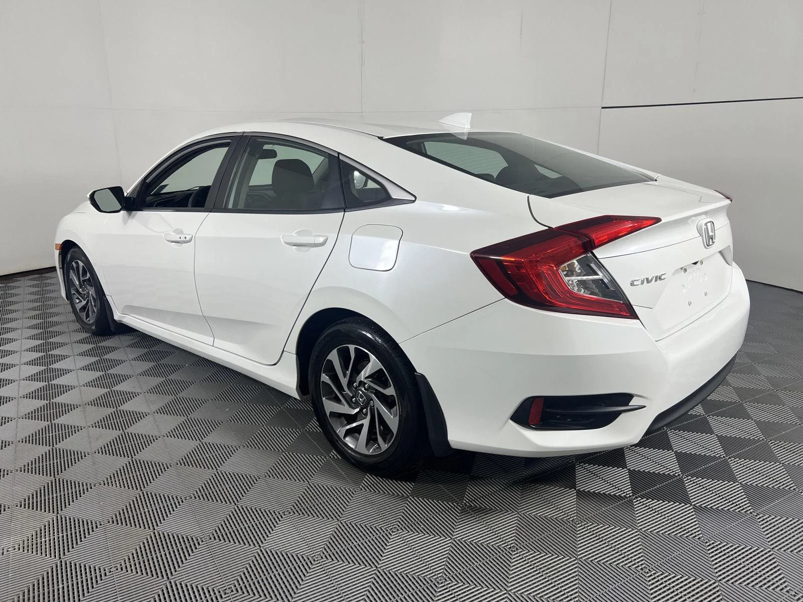 Used 2018  Honda EX image 10