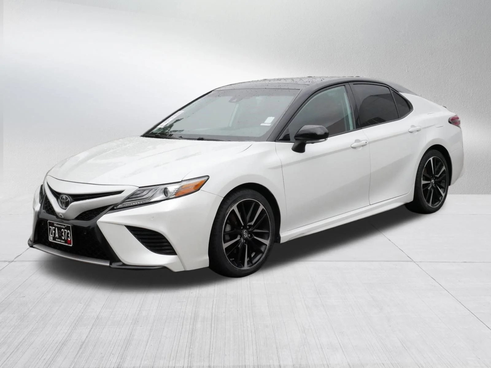 Used 2019 Wind Chill Pearl/Midnight Black Metallic Toyota XSE V6 image 3