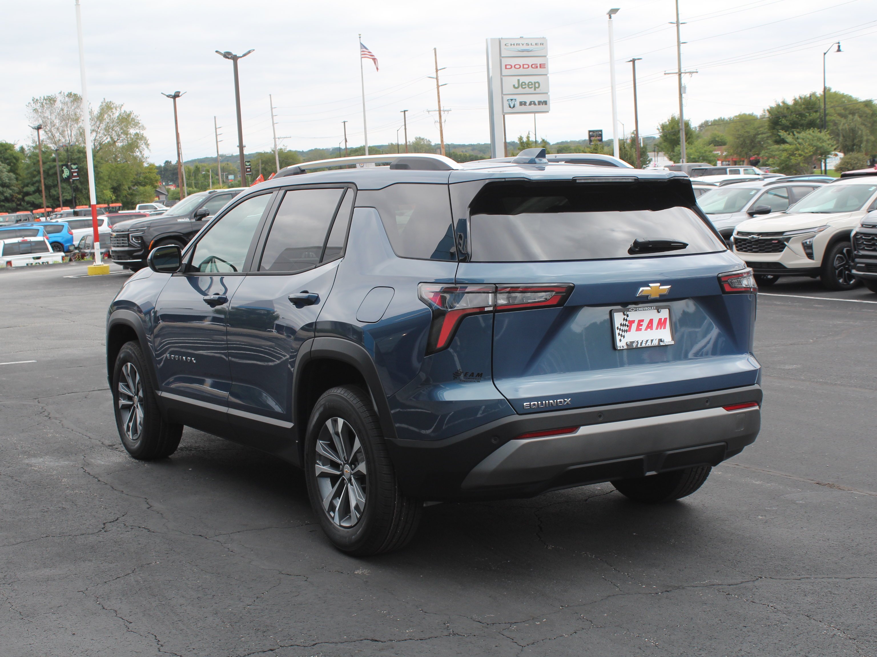 2027 Chevrolet Equinox LT - Photo 7