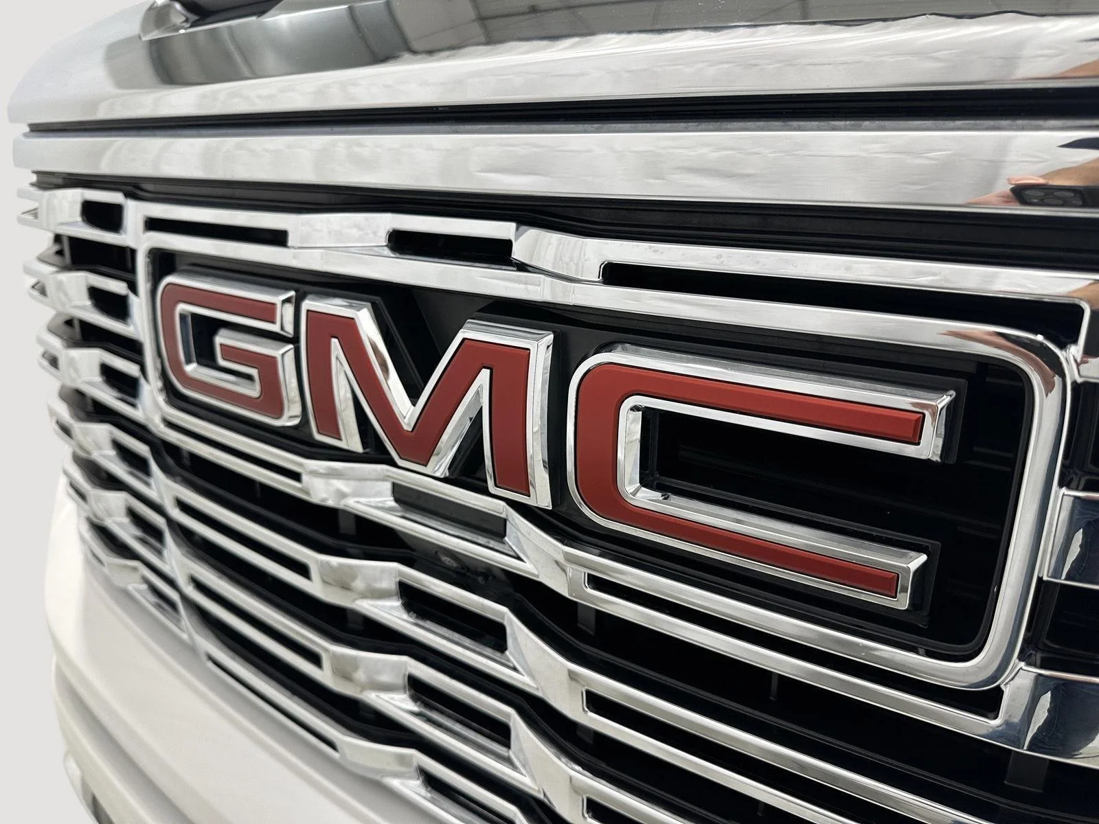 Used 2024 White Frost Tricoat GMC Denali image 30