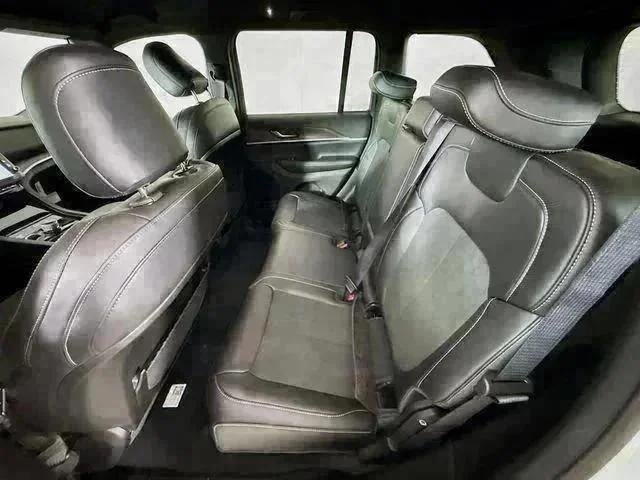 New 2026 Bright White Clear-Coat Exterior Paint Jeep Laredo image 24