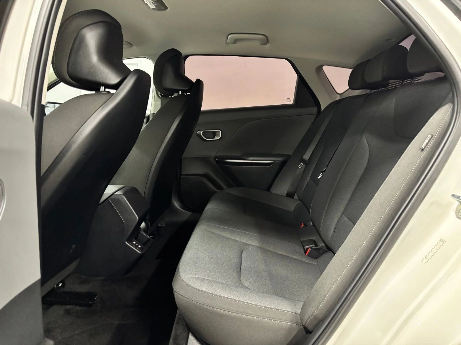Used 2025 White Kia LXS image 20