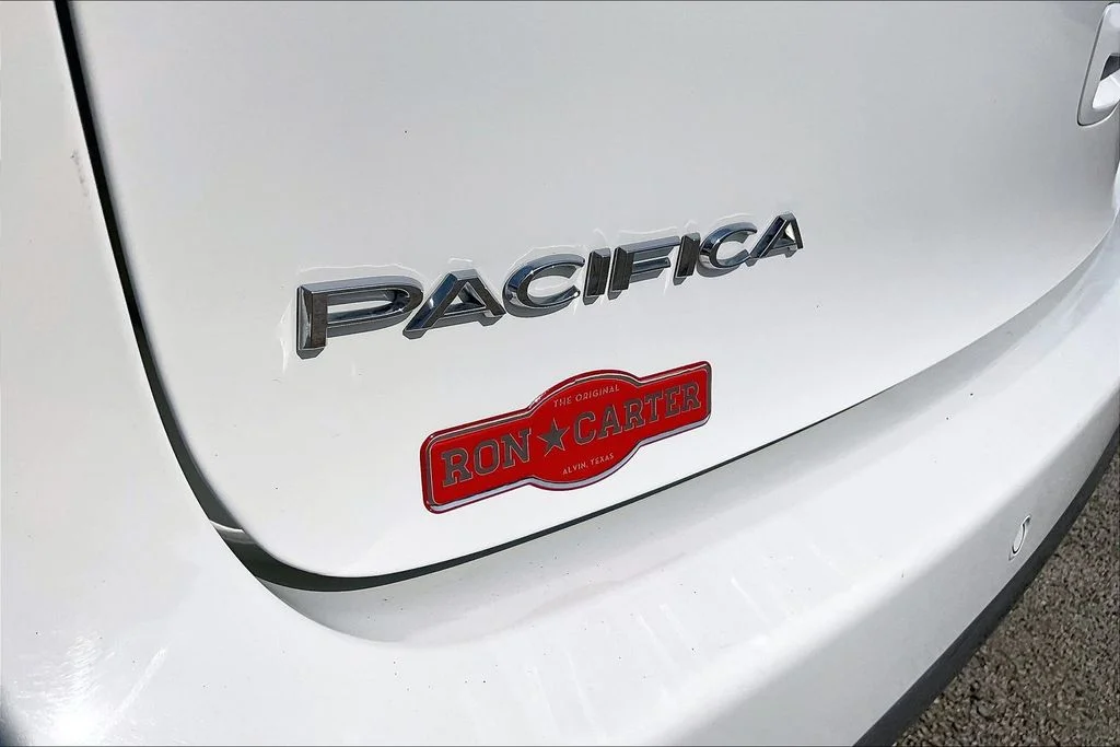 Used 2023 White Chrysler Limited image 21