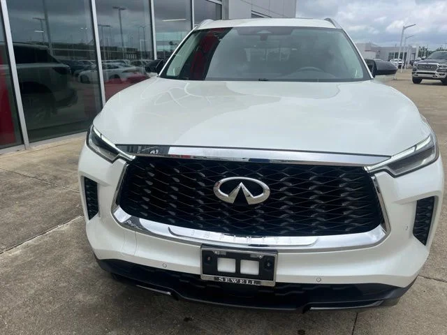 Used 2023 White INFINITI LUXE image 6