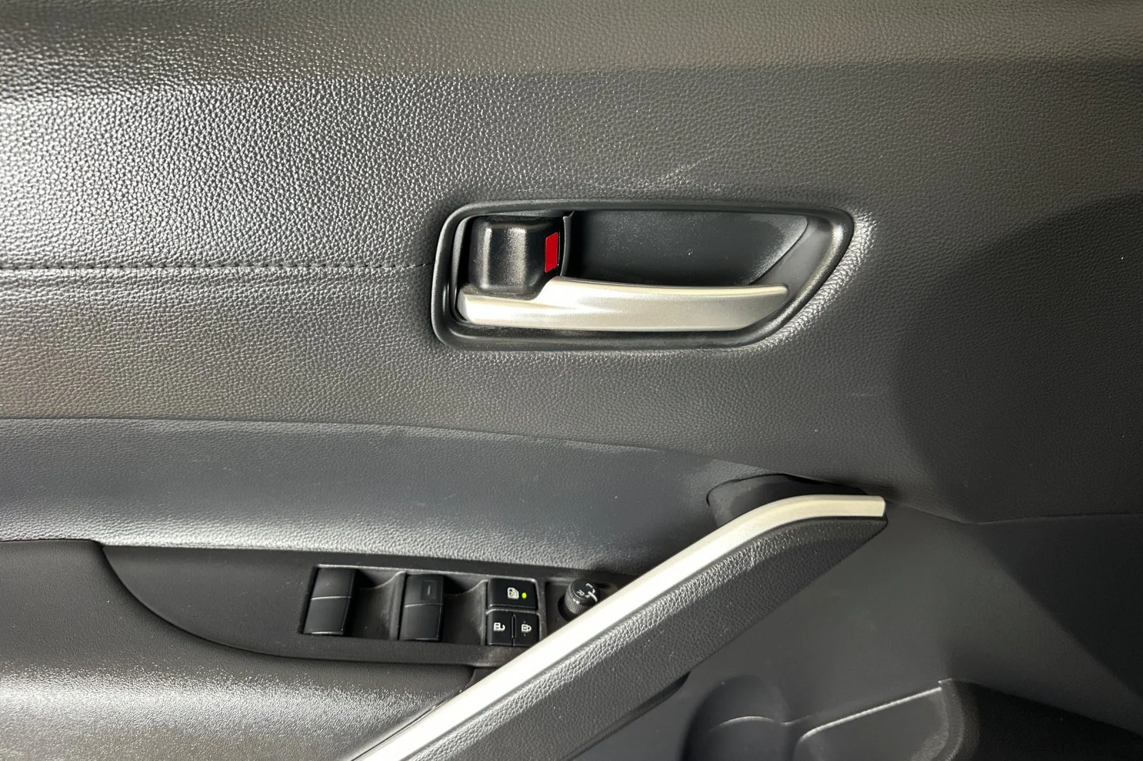 Used 2025 White Toyota XLE image 11