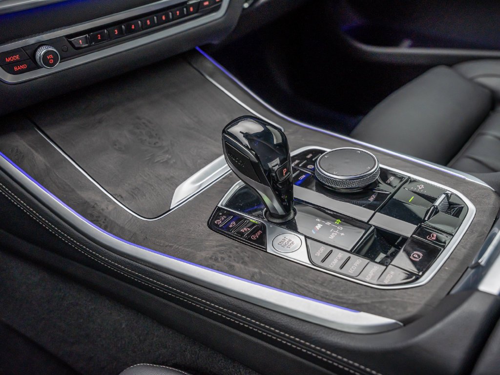 Used 2020 Black Sapphire Metallic BMW M50i image 41