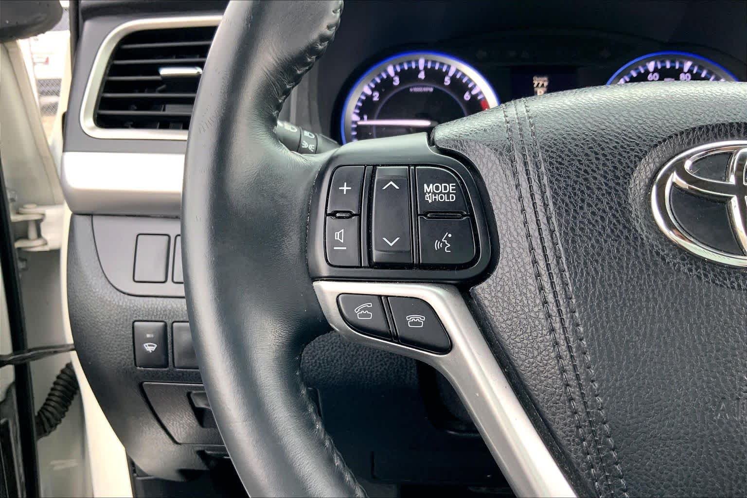 Used 2016 Blizzard Pearl Toyota XLE image 23