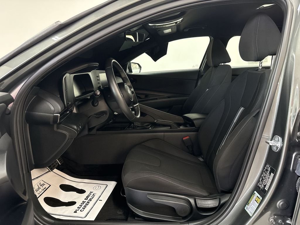 Used 2025 Gray Hyundai SEL Sport image 12