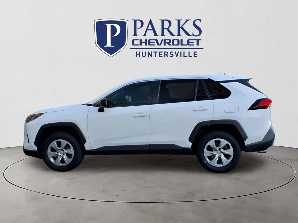 Used 2022 White Toyota LE image 27
