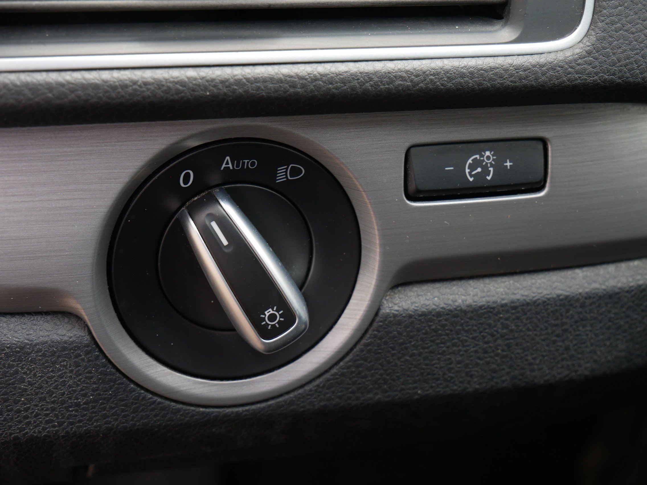 Used 2014 Black Volkswagen SE w/Snrf/Nav image 19