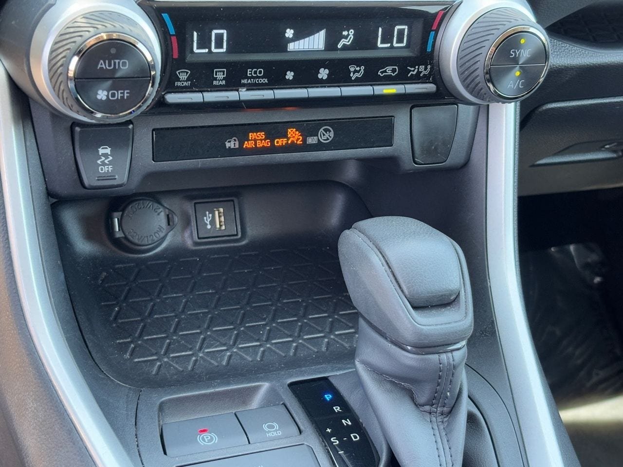 2025 Toyota RAV4 LE - Photo 27