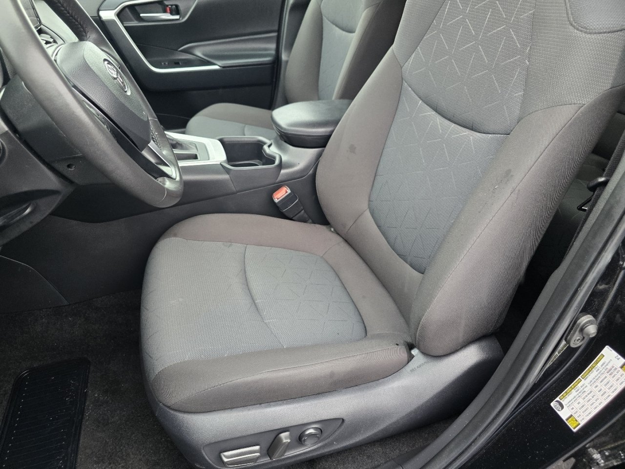 2025 Toyota RAV4 XLE - Photo 22