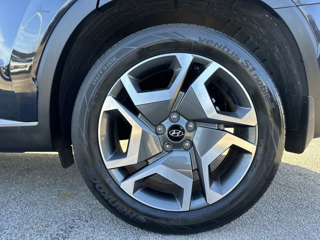 Used 2025 White Hyundai SEL Premium image 18