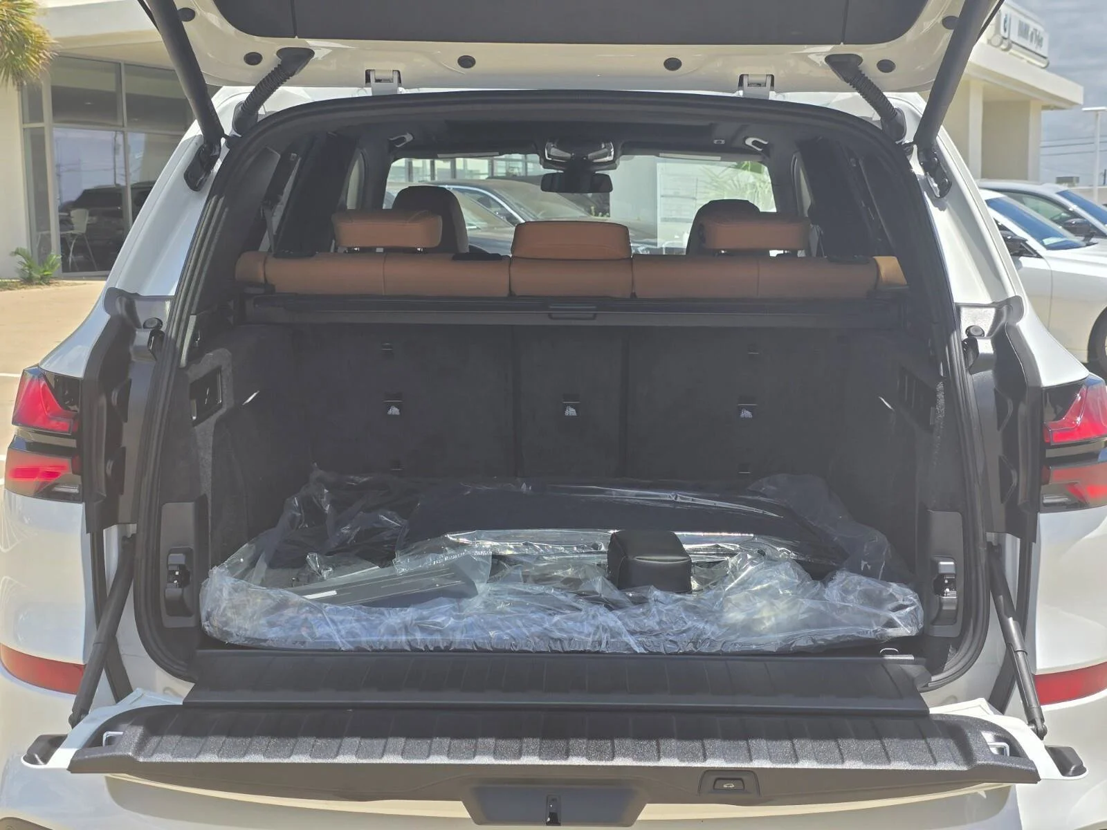 New 2026 0A96 Mineral White Metallic BMW xDrive40i image 9