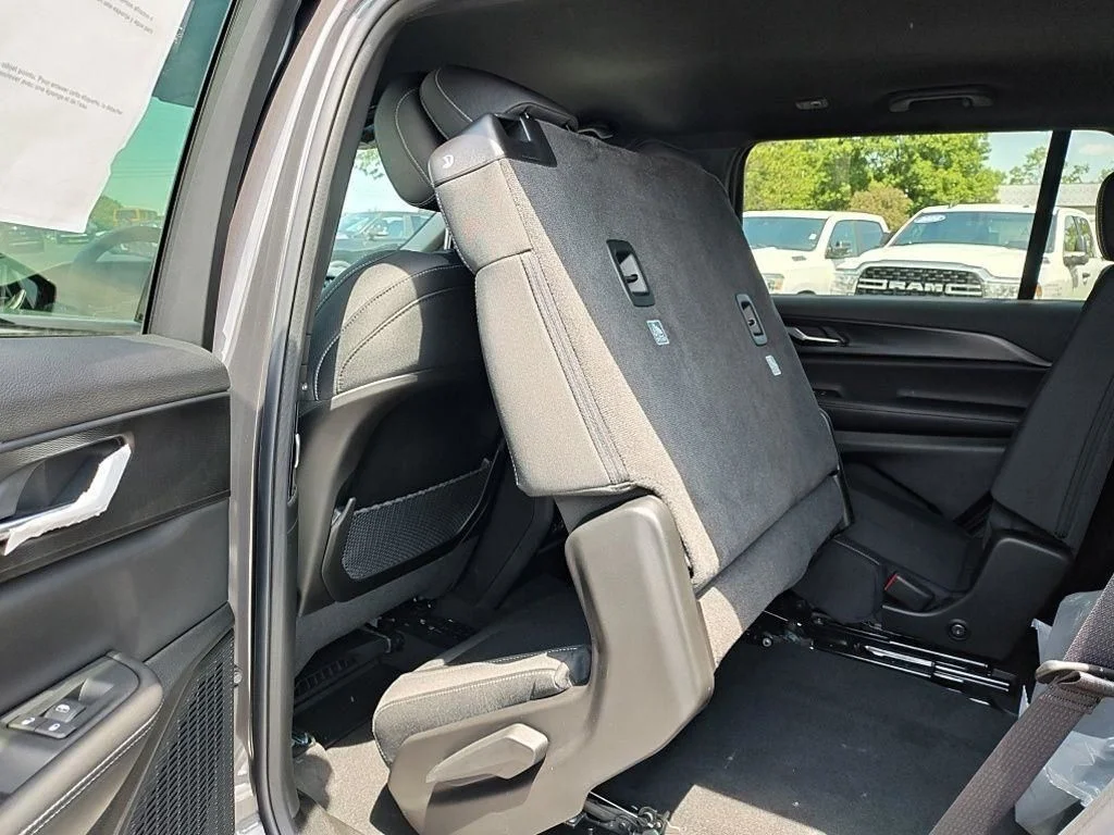 New 2026 Baltic Gray Metallic Clearcoat Jeep Laredo image 30