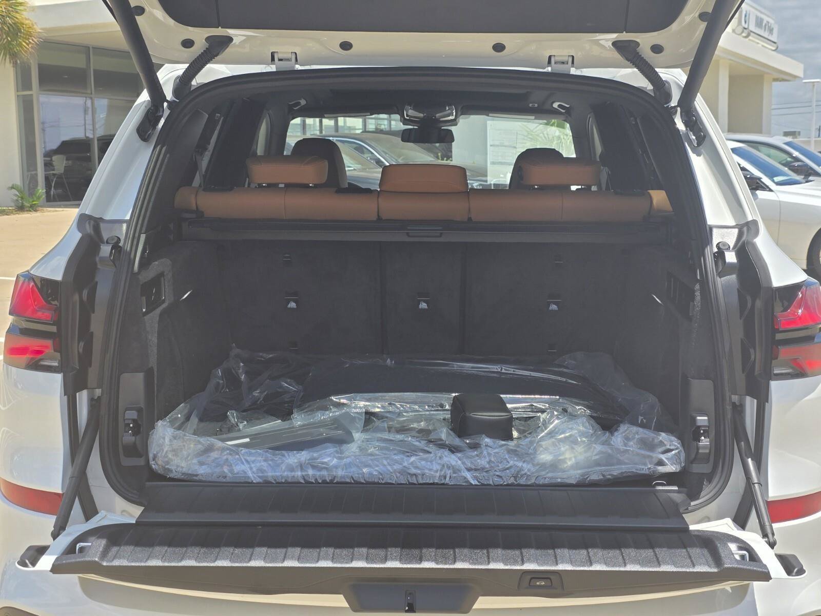 New 2026 0A96 Mineral White Metallic BMW xDrive40i image 9