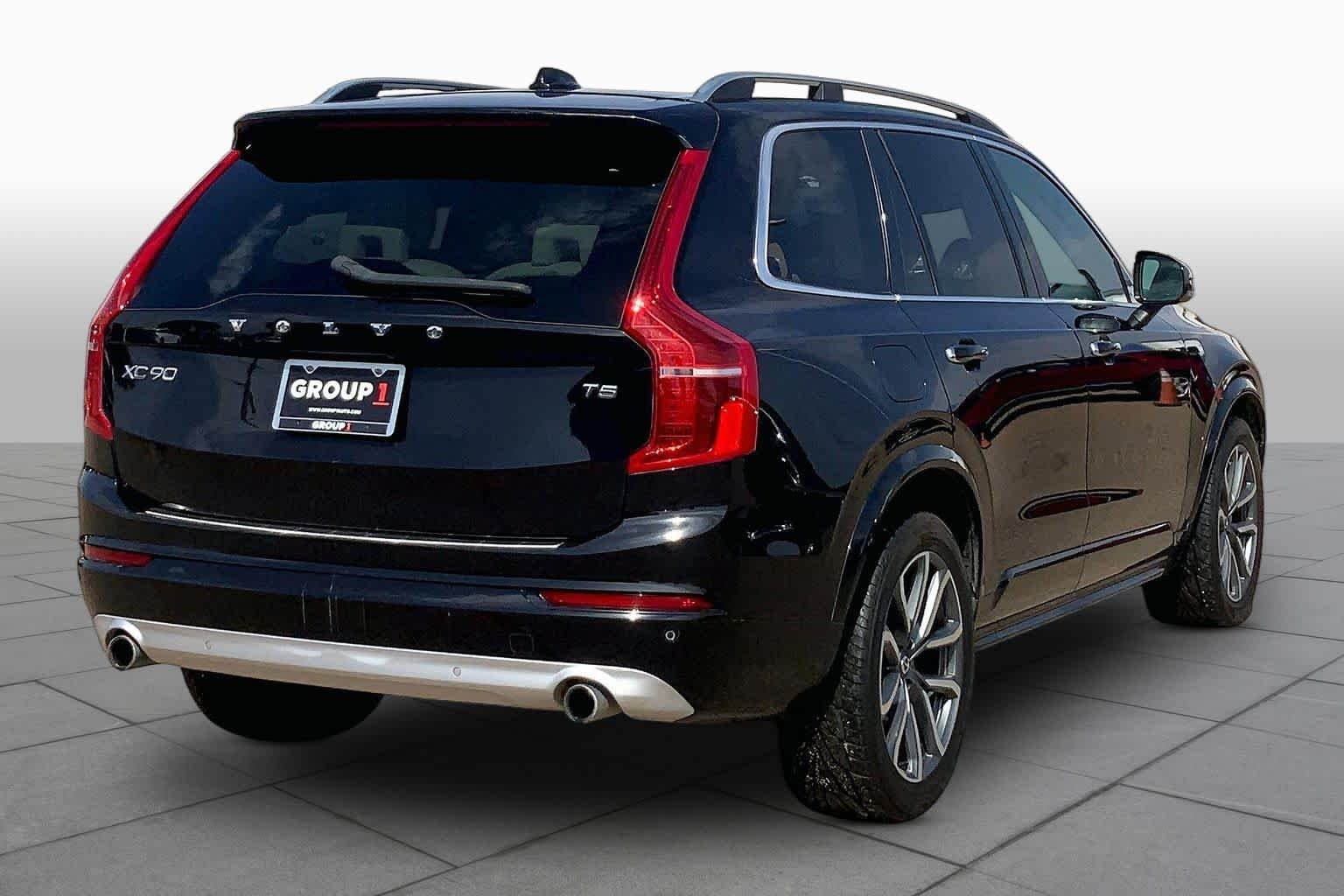 Used 2019 Onyx Black Metallic Volvo Momentum image 13