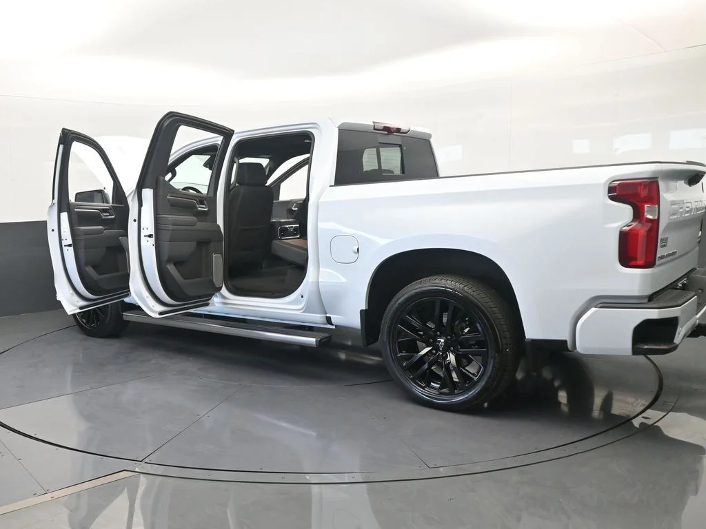 Used 2026 Summit White Chevrolet High Country image 91