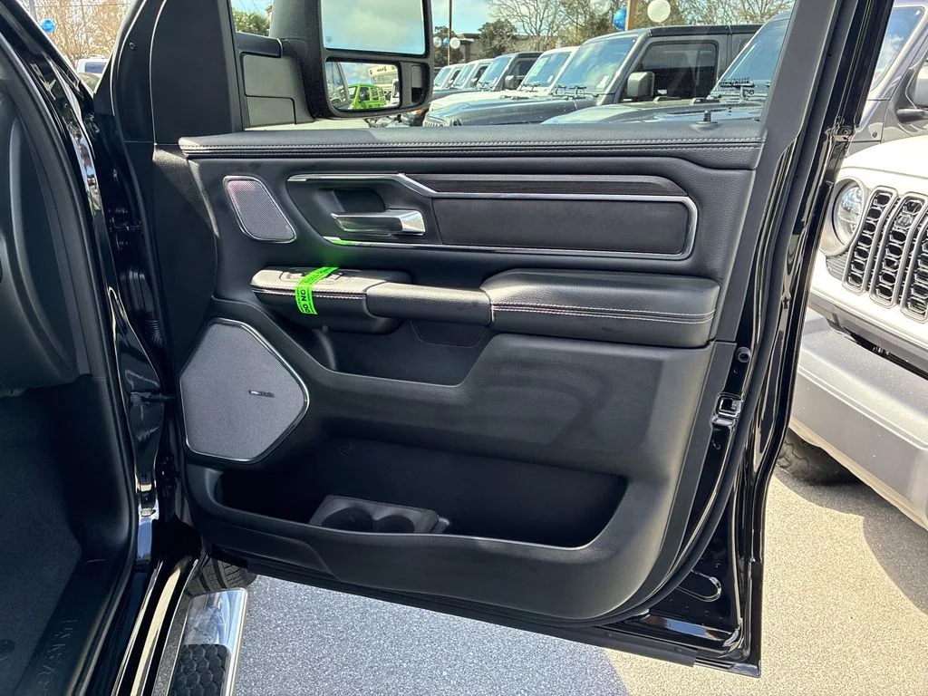 New 2026 Diamond Black Crystal Pearl-Coat Exterior Paint RAM Laramie image 32