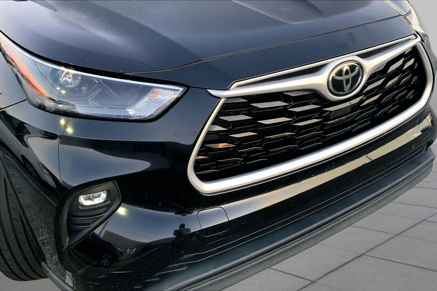 Used 2022 Midnight Black Metallic Toyota XLE image 27