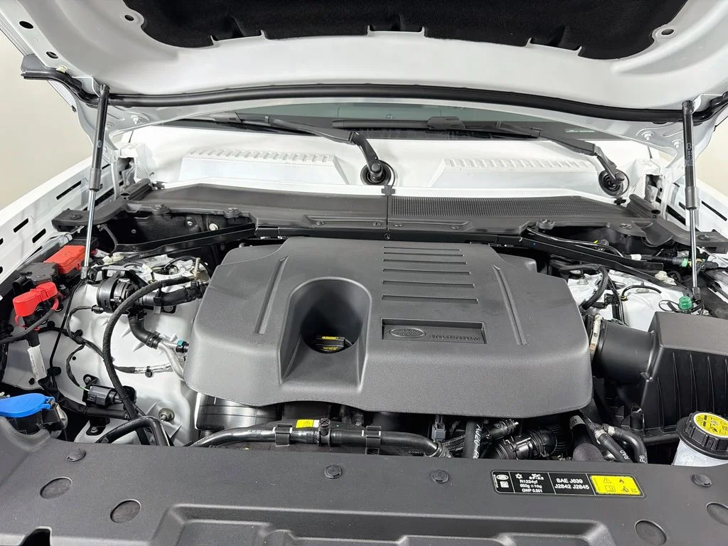 New 2026 Fuji White Land Rover X-Dynamic SE image 32