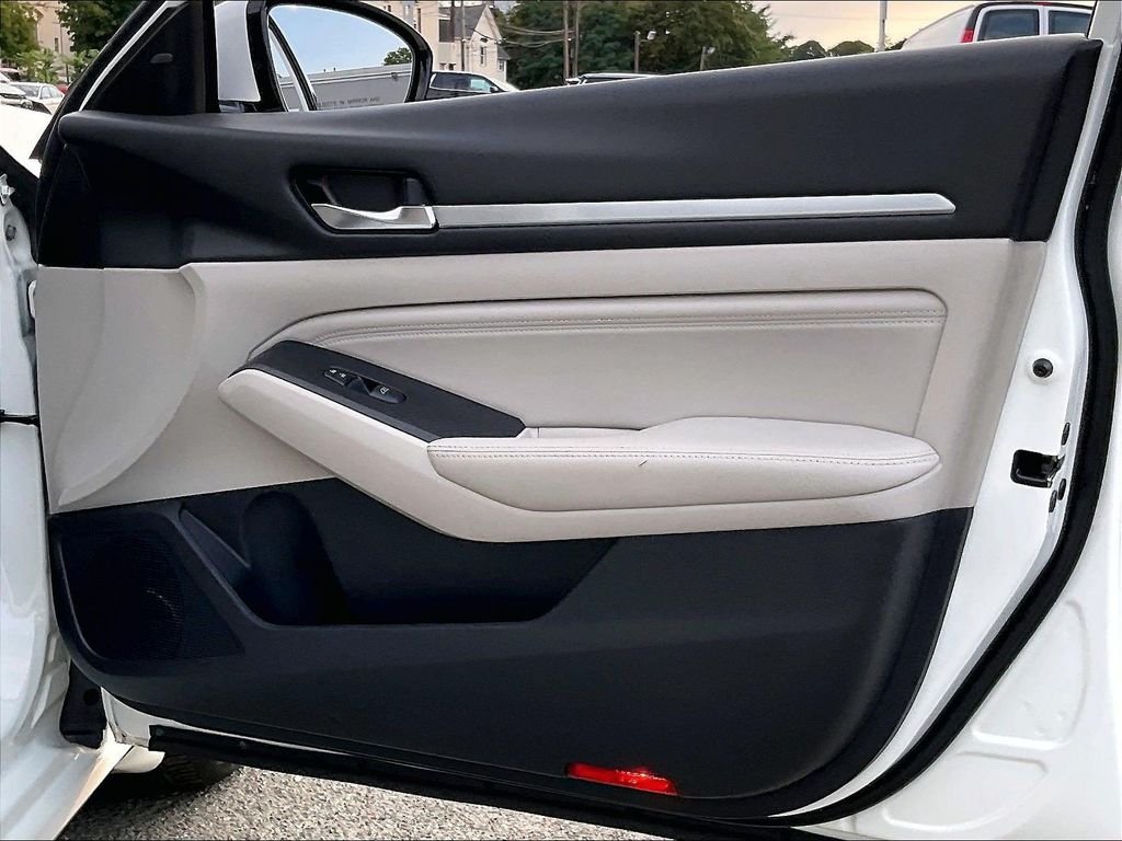 Used 2019 White Nissan 2.5 SL image 12