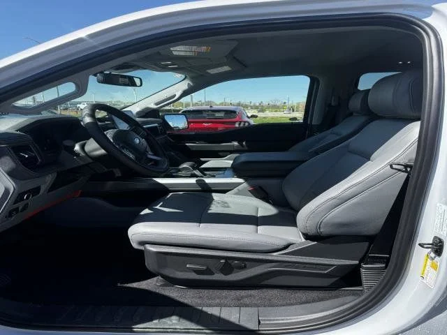 2025 Ford F-150 Lightning Flash - Photo 13
