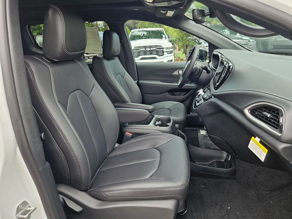 2026 Chrysler Pacifica Select - Photo 18
