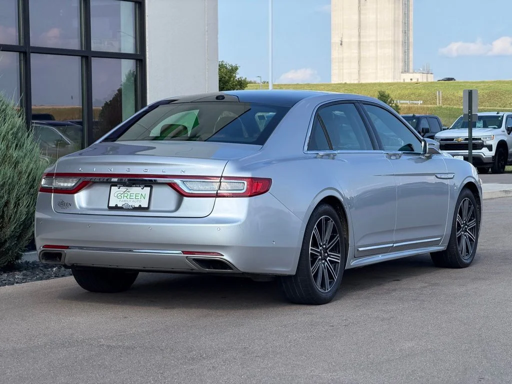 Used 2017 Silver Lincoln Reserve image 5