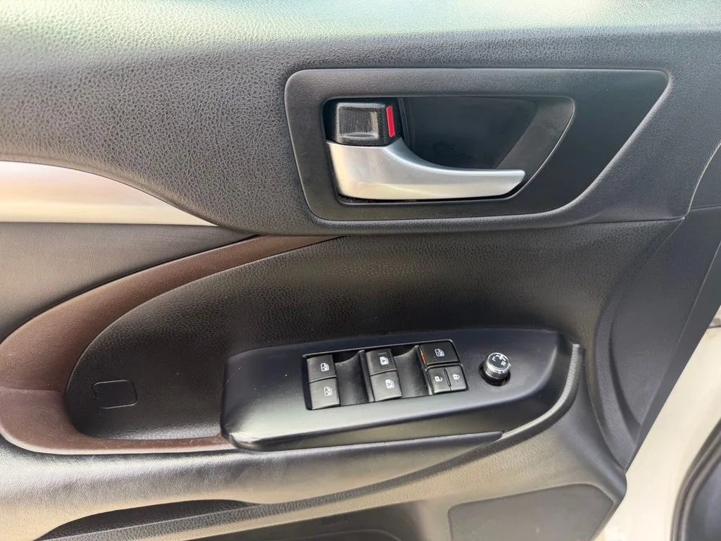 Used 2018 White Toyota XLE image 10