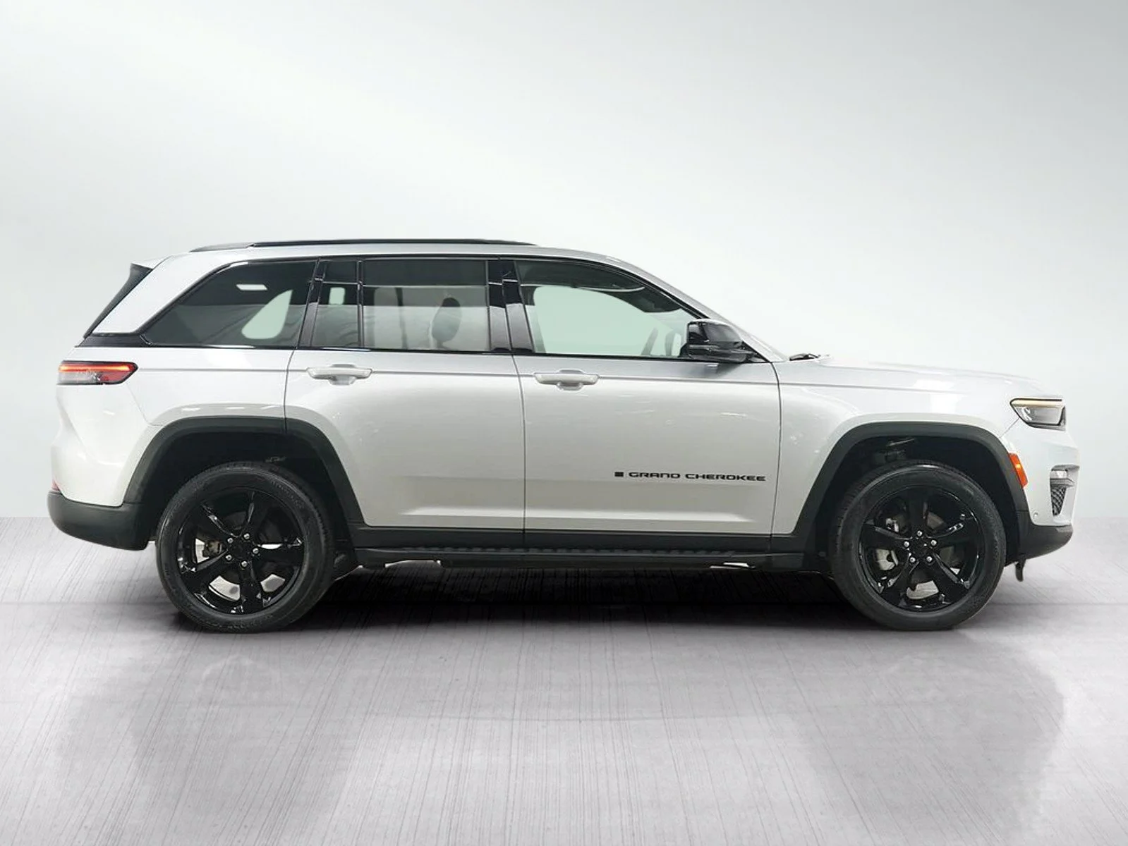 Used 2024 Silver Zynith Jeep Limited image 7