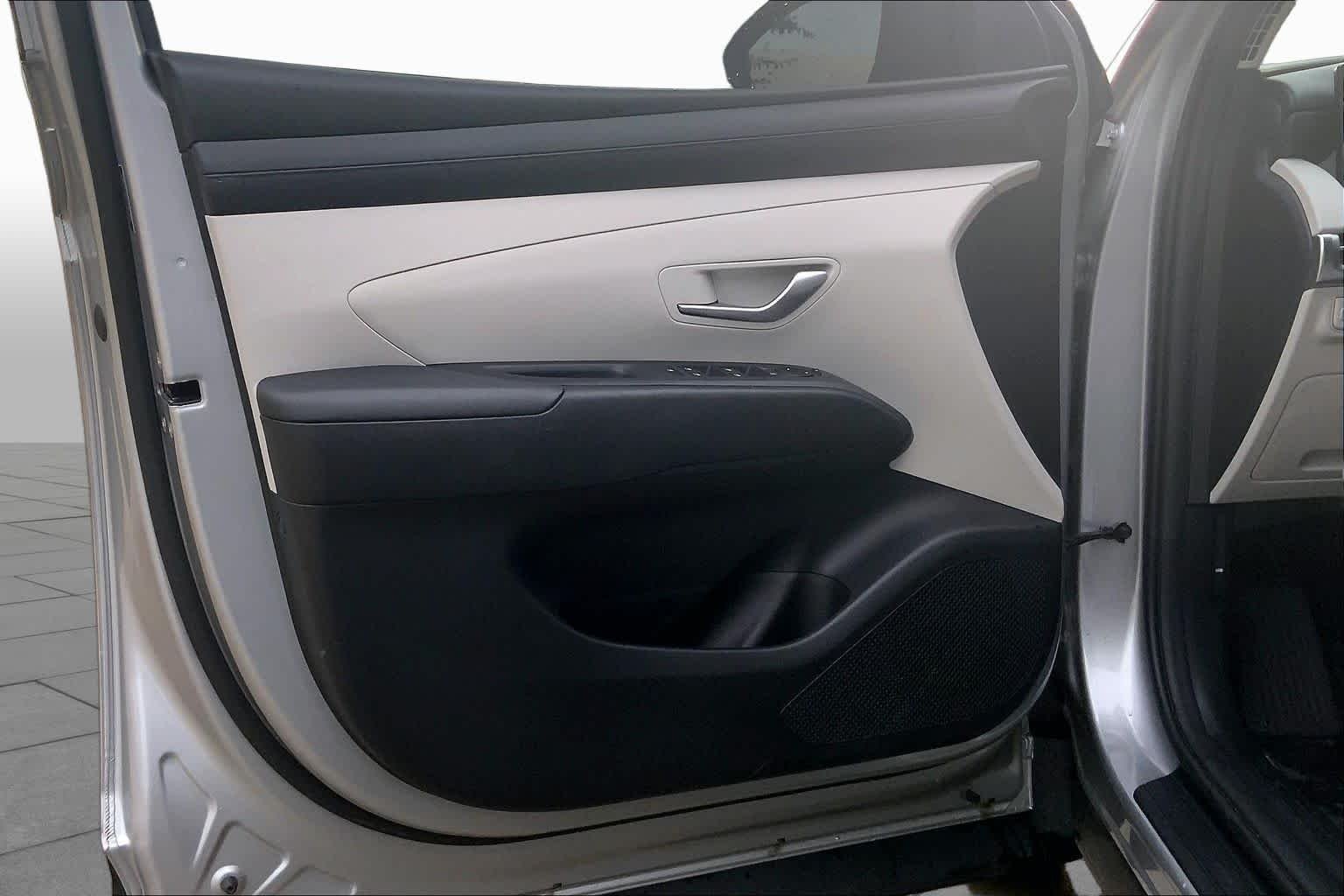 Used 2025 Shimmering Silver Hyundai SE image 22