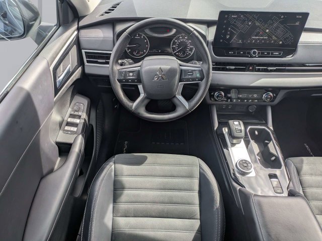 Used 2025  Mitsubishi SE image 17