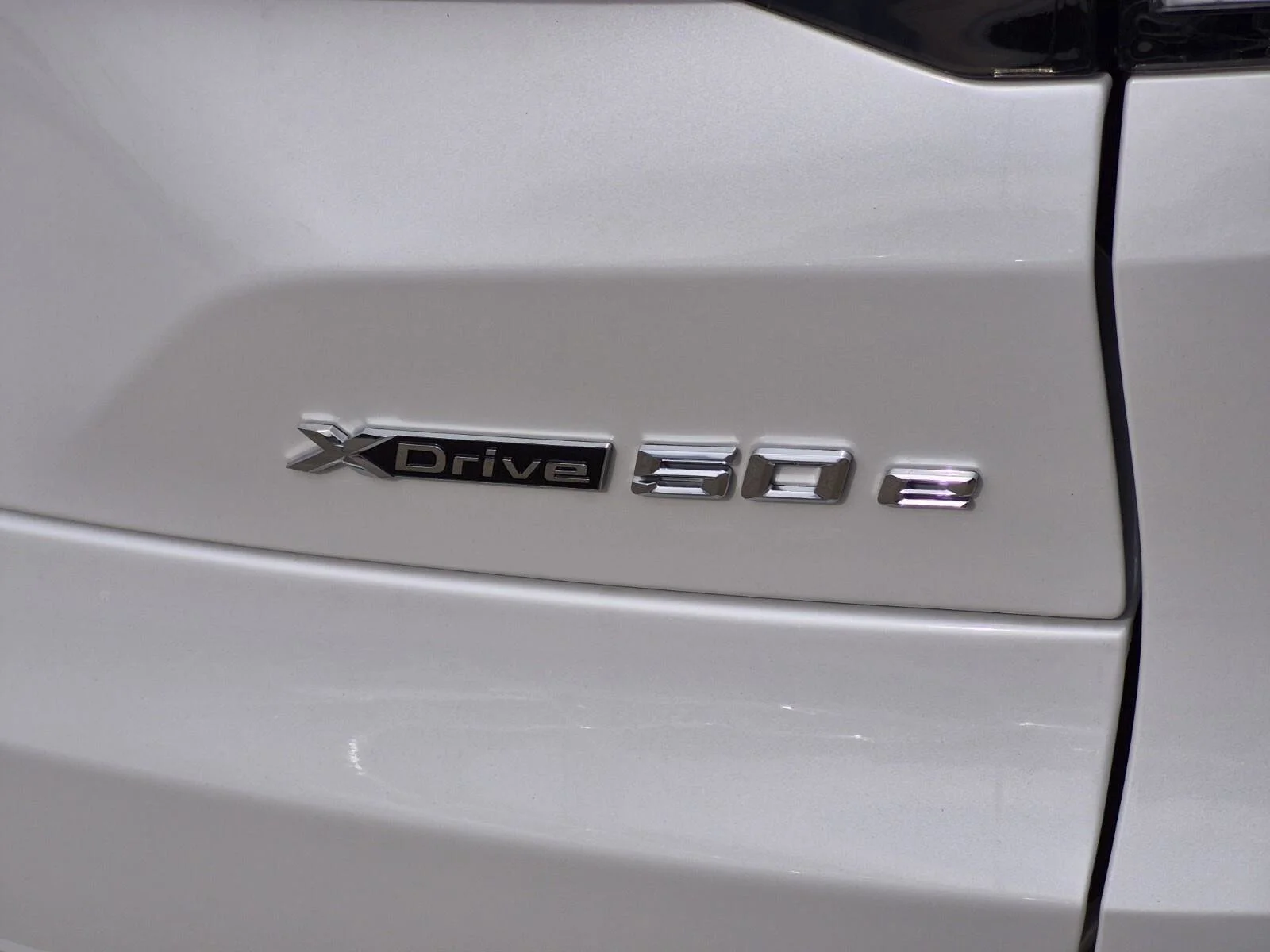 New 2026 Mineral White Metallic BMW xDrive50e image 8