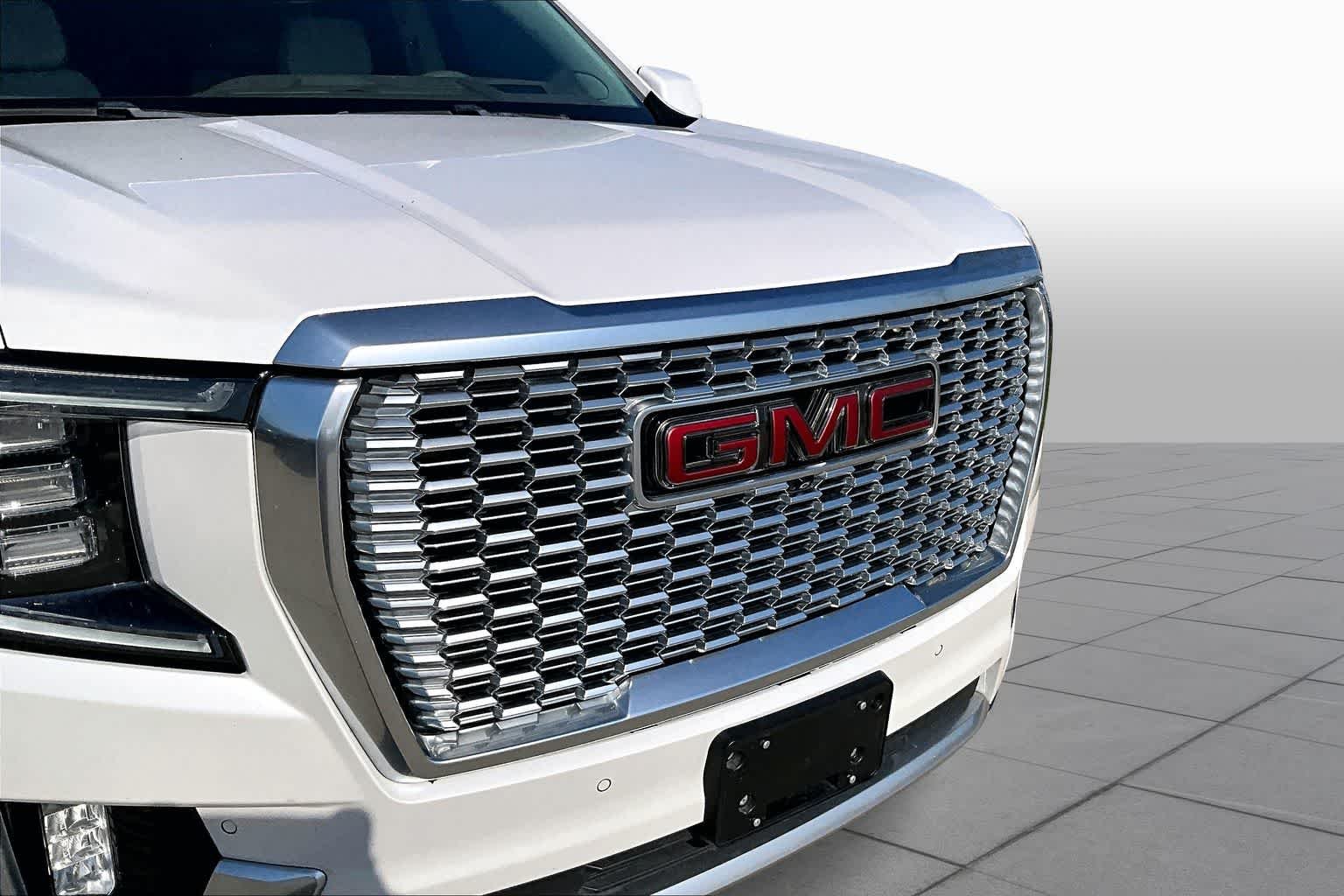 Used 2021 White Frost Tricoat GMC Denali image 29