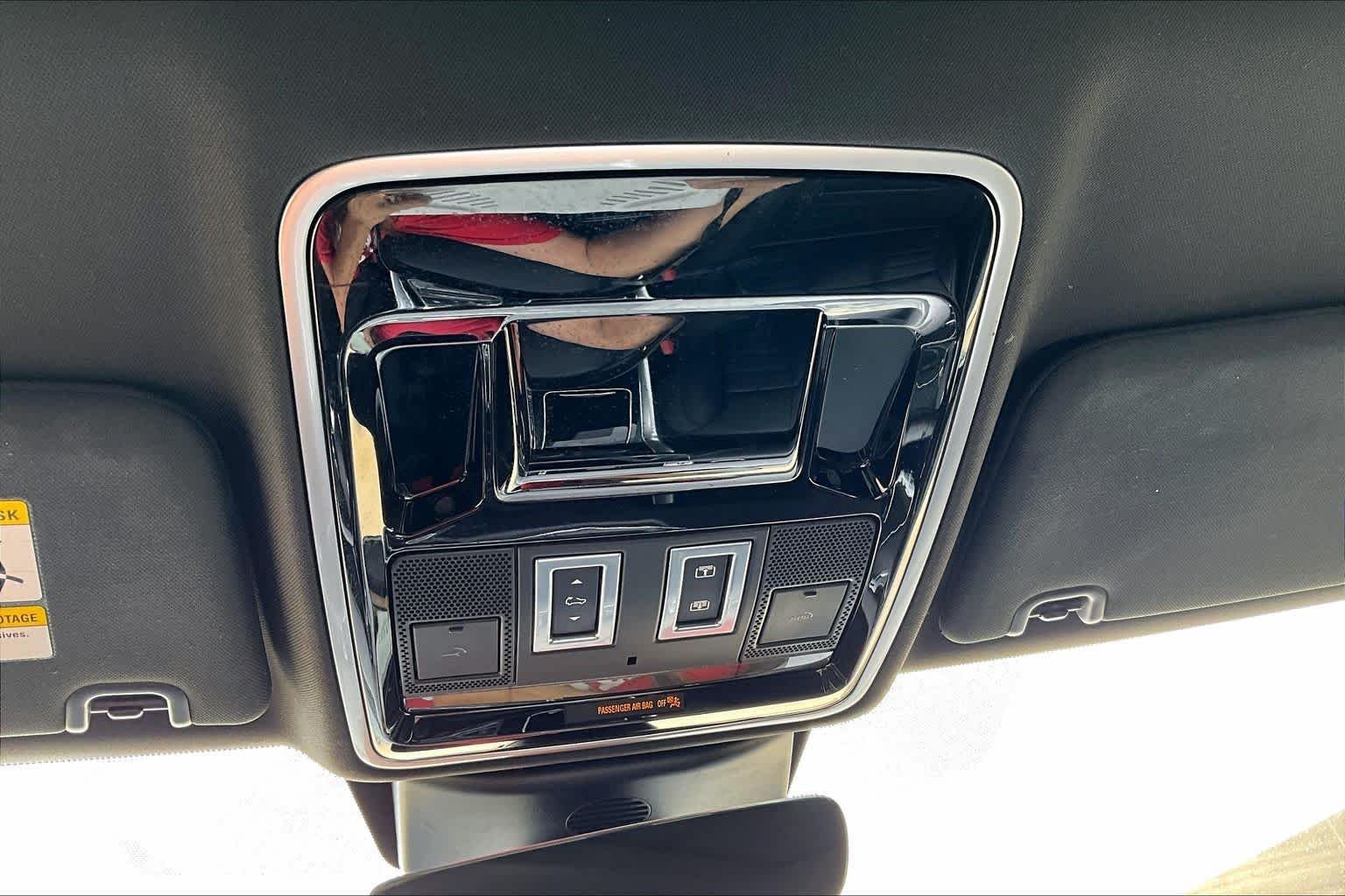 Used 2017 Santorini Black Land Rover HSE Dynamic image 32