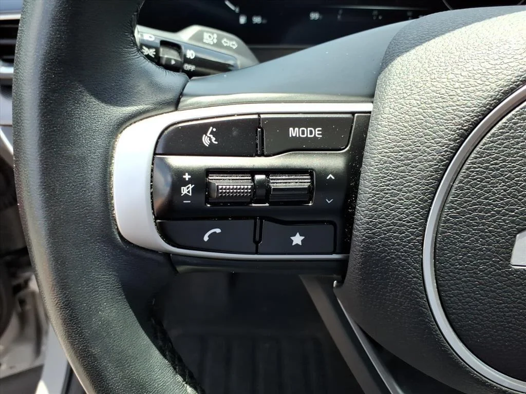 Used 2025 Wolf Gray Kia SX-Prestige image 18
