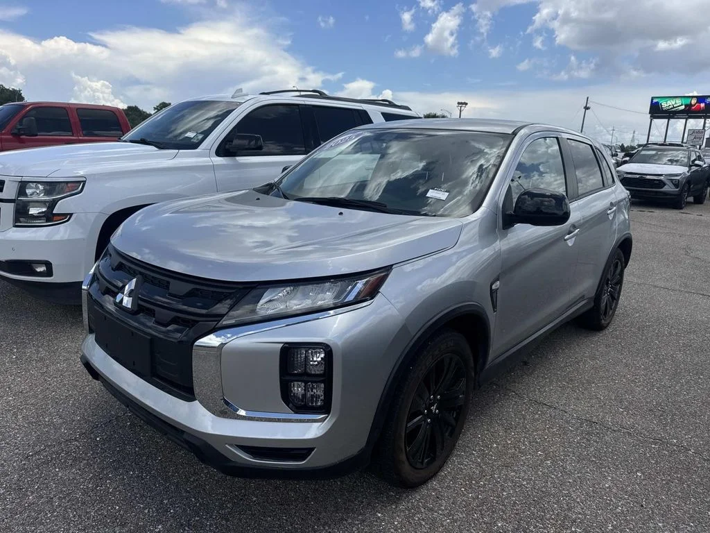 Used 2025 White Mitsubishi 2.0 LE image 3