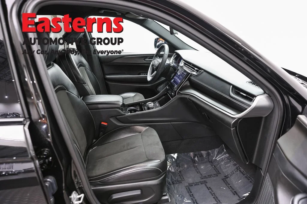 Used 2023 Black Jeep Altitude image 26
