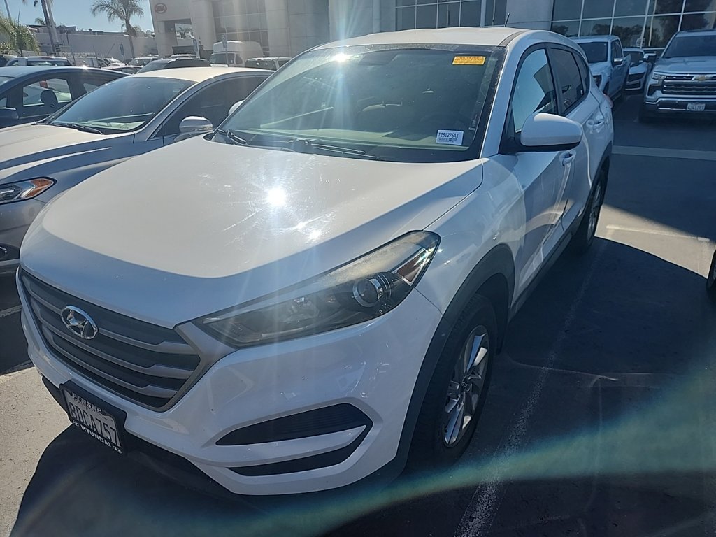 Used 2017 Winter White Hyundai SE image 3
