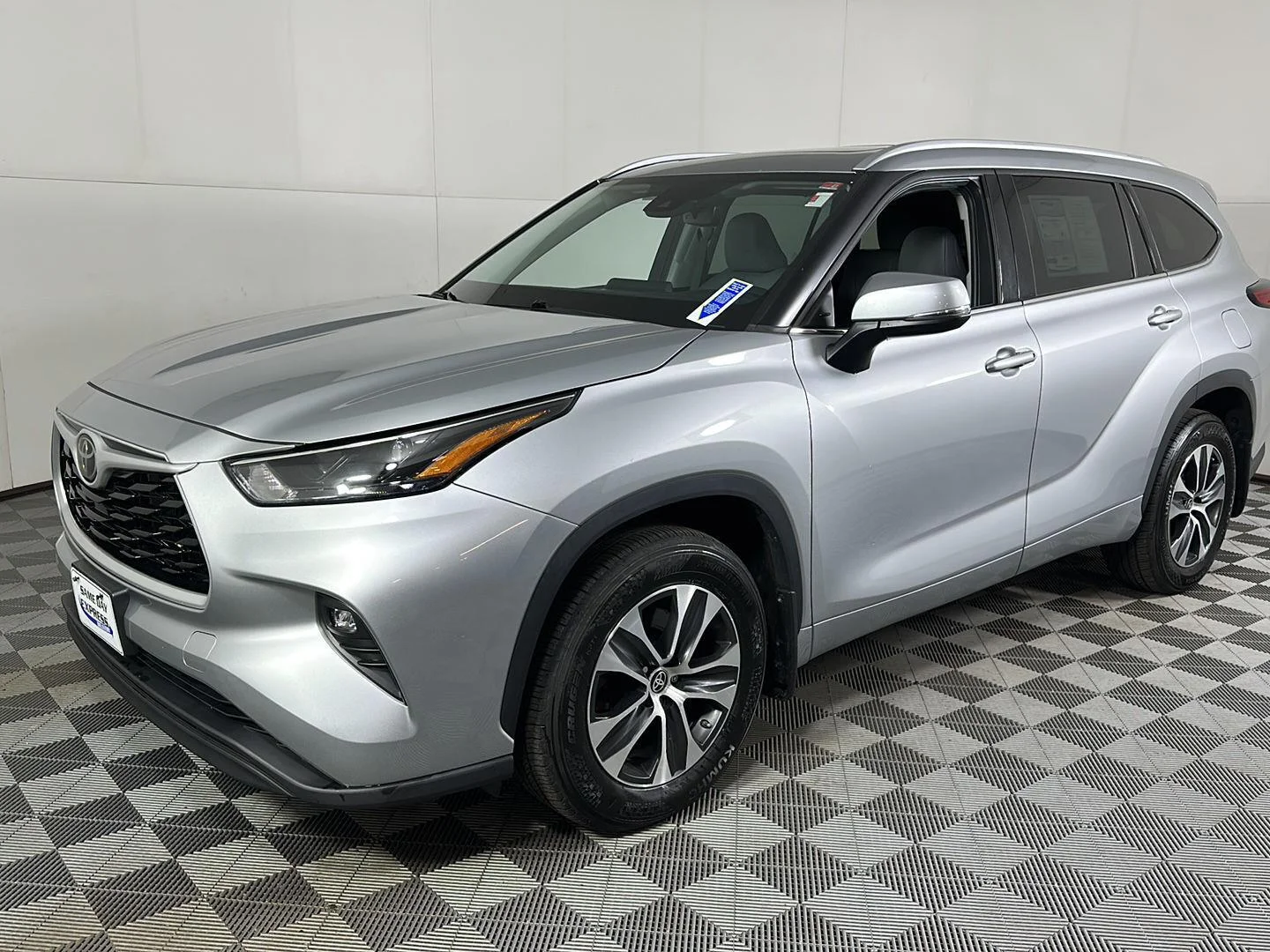 Used 2022 Celestial Silver Metallic Toyota XLE image 24