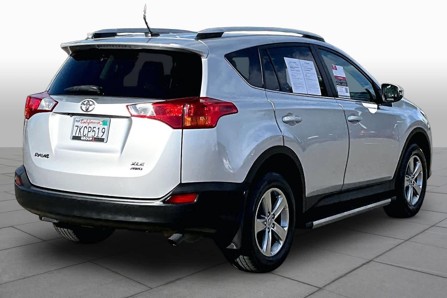 Used 2015 Classic Silver Metallic Toyota XLE image 12