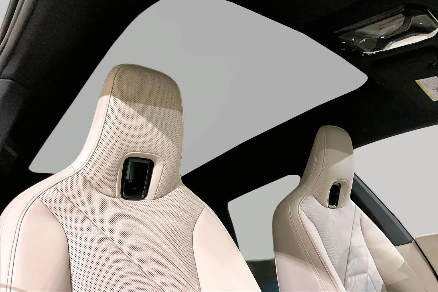 Used 2024 Mineral White Metallic BMW xDrive50 image 13