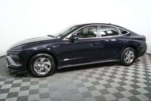 New 2026 Carbon Blue Hyundai SE image 15