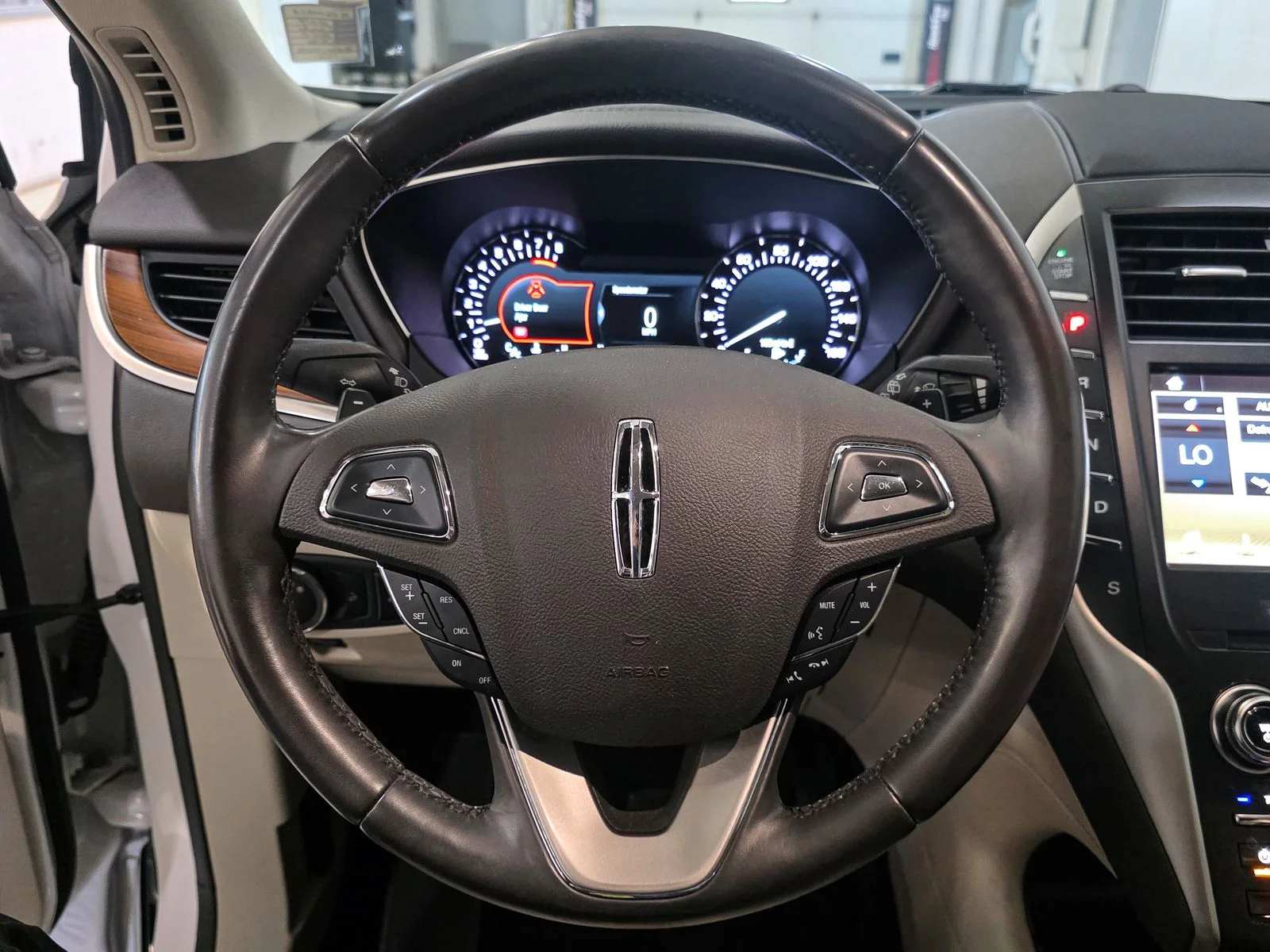 Used 2019 White Lincoln Select image 34