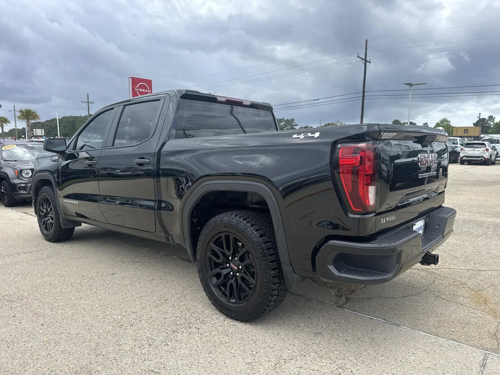 Used 2024 Onyx Black GMC 4WD Crew Cab 147 Pro image 5